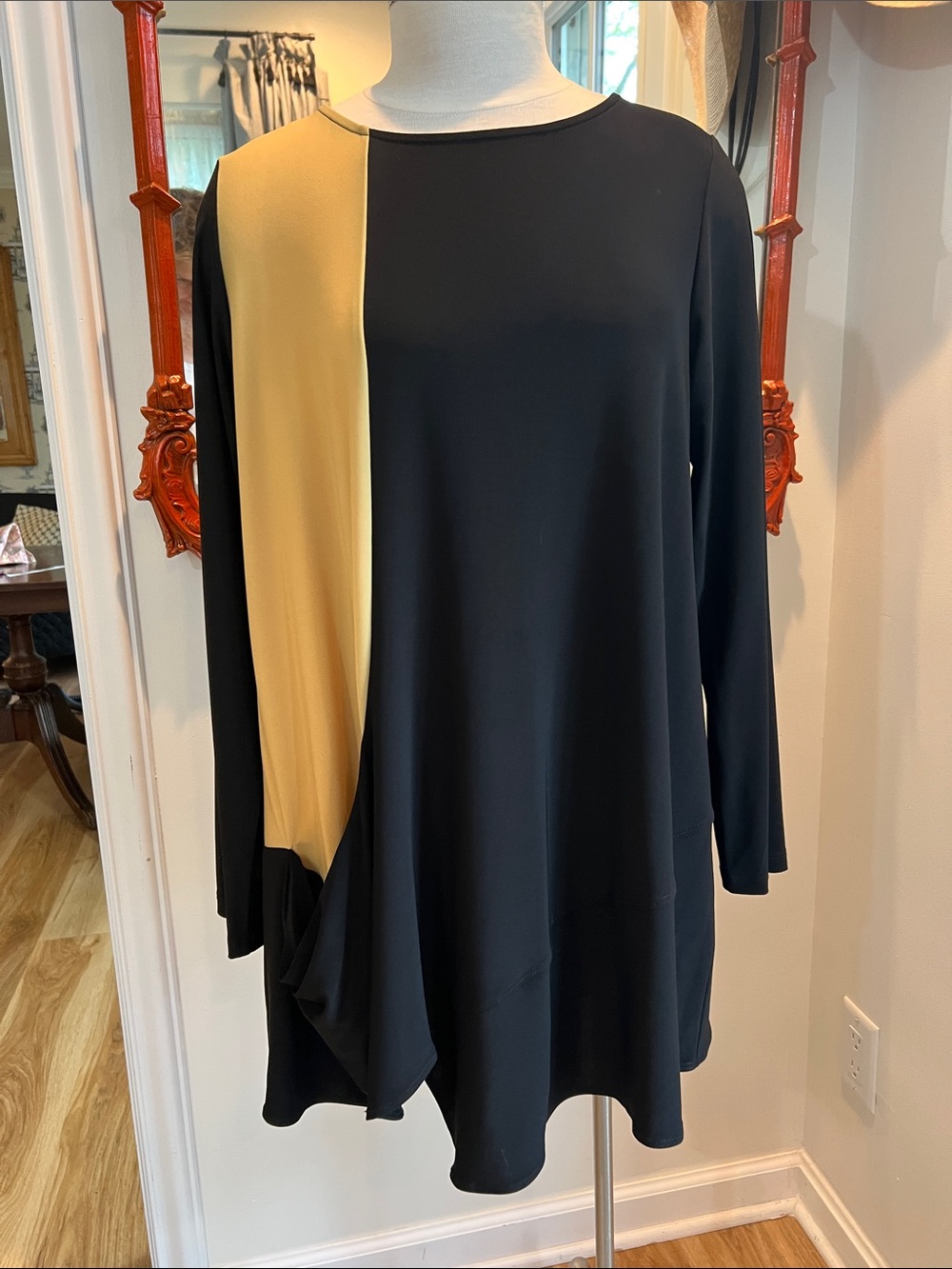 Black Tunic Top with Mustard Accent & Deep Pocket sz XL